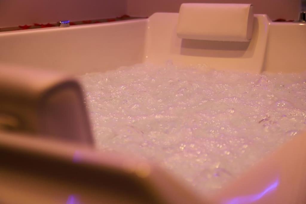 Love Room Unique - Sauna / Jacuzzi Charleville-Mezieres Ngoại thất bức ảnh